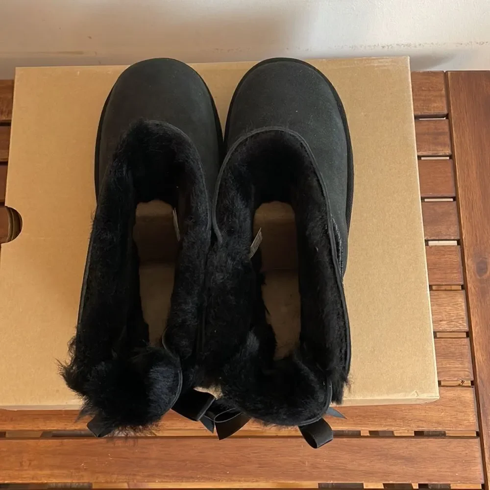 UGG Kids' Mini Bailey Bow II Boots Black USA Big Kid Size 5Y/UK 4/EU 37